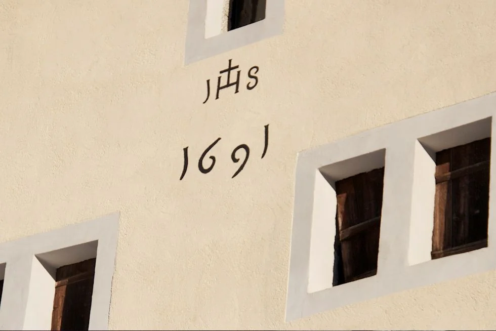 Inscription IHS 1691 gravée sur la façade du bâtiment